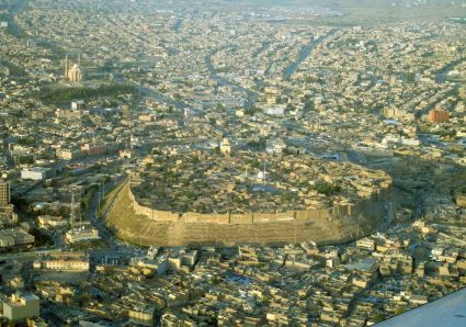 Veduta di Arbil con al centro le mura della città vecchia.