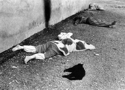 Opfer des Giftgasangriffs. Foto: Wikipedia.