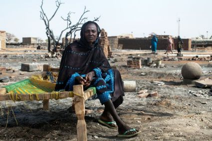 Una profuga siede su quel che resta della sua casa a Khor Abeche (Sud-Darfur), dopo il passaggio delle milizie RSF. Foto: © ENOUGH Project / Flickr.