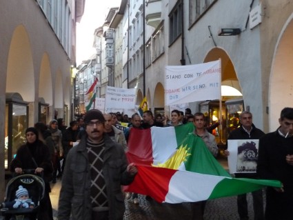 Eine Kundgebung der kurdischen Gemeinschaft Südtirols in Bozen für Kobane, 1. November 2014. Foto: Mauro di Vieste.