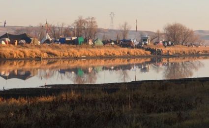 Da aprile 2016 gli attivisti si oppongono al passaggio del Dakota Access Pipeline attraverso le proprie acque. Foto: Aman Dhaliwal / Oceti Sakowin Camp via flickr.