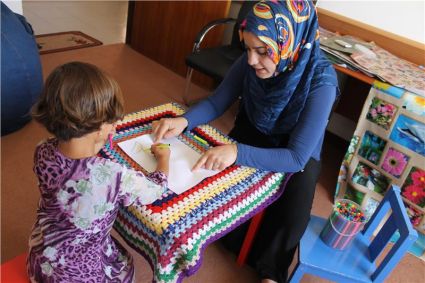 L'offerta assistenziale è destinata in particolar modo ai bambini siriani dei campi profughi che grazie al disegno vengono aiutati a rielaborare i traumi. Foto: USP/Jiyan Foundation.