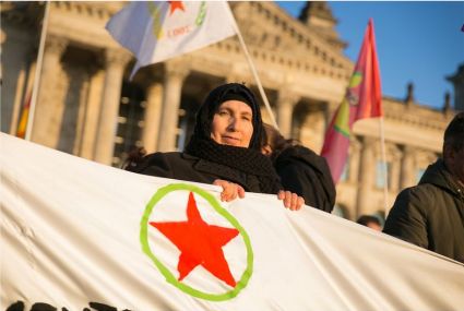 Dimostrazione contro il divieto del PKK in Germania. Foto: Flickr/Montecruz Foto.