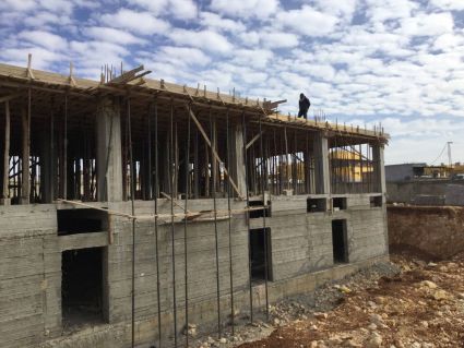 I lavori di costruzione della Casa Accademia delle Donne di Kobane, Federazione Nord della Siria.