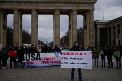 Una manifestazione di protesta dell'Associazione per i popoli minacciati a Berlino contro l'occupazione di Afrin. Foto: Archivio GfbV.