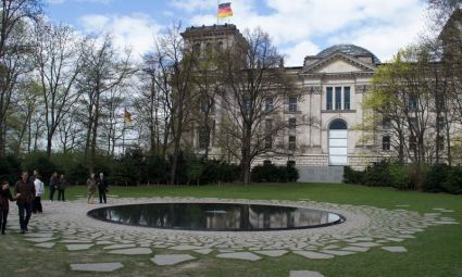 Il memoriale a Berlino per i Sinti e Rom vittime del nazismo. Foto: Don Barrett via Flickr (CC BY-NC-ND 2.0).