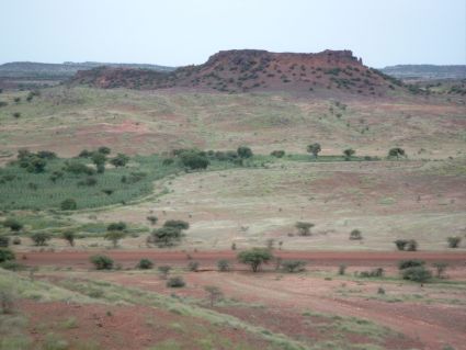 Una montagna isolata, Inselberg, nel Nord del Burkina Faso, tra Yalgo e Dori. Foto: Marco Schmidt, CC-BY-SA 2.5, wikipedia.