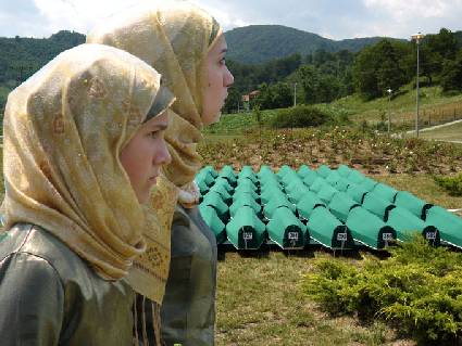Zwei Frauen vor den Särgen der Opfer von Srebrenica. Foto: GfbV-Archiv.