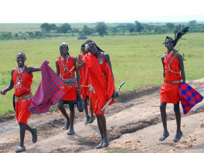 Maasai in traditionellen Gewändern. Foto: Peter Prokosch/GRID-Arendal/www.grida.no.