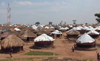 Il campo profughi di Pabbo Camp, uno dei maggiori in Nord Uganda, con circa 63.000 persone, dicembre 2005. Flickr: John & Mel Kots.