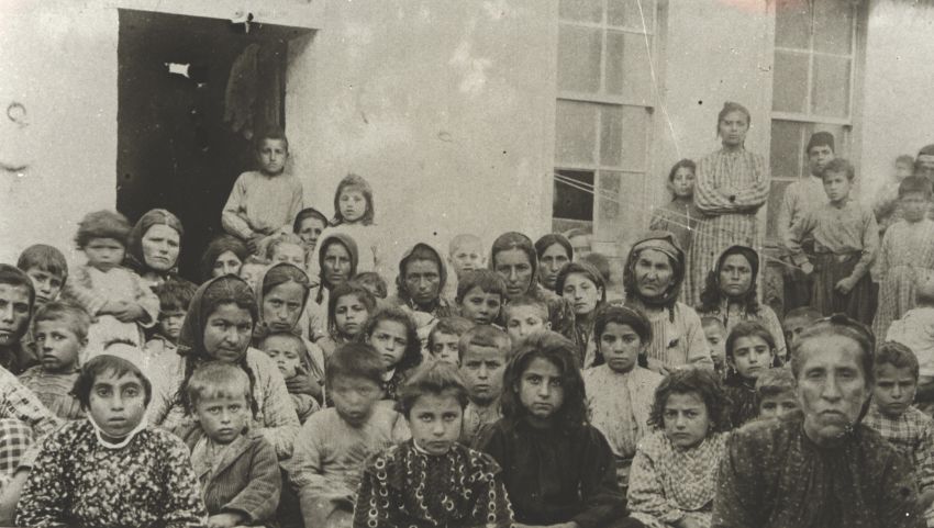 Witwen und Waisen in Tarsus. Foto: Informations- und Dokumentationszentrum Armenien (ODZA).