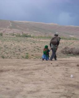 Viaggio in Afghanistan: padre e figlia lasciano l'ambulatorio di Nahoor. Foto di Evelina Colavita