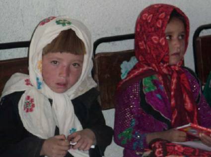 Viaggio in Afghanistan: bambine a scuola, Distretto di Shahristan, Provincia di Daikundi. Foto: Evelina Colavita