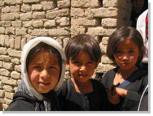 Schulen auch wieder für Mädchen in Afghanistan. Die Schultracht wurde von Sima Samar selbst eingeführt, um möglichen Restriktionen religiöser Fanatiker zuvorzukommen. Foto: Michael Pohly.