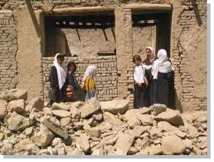 Schulen auch wieder für Mädchen in Afghanistan. Die Schultracht wurde von Sima Samar selbst eingeführt, um möglichen Restriktionen religiöser Fanatiker zuvorzukommen. Foto: Michael Pohly.