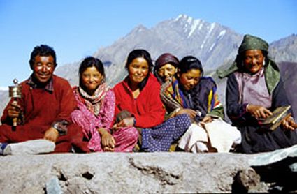 Famiglia di Ladakhi nel distretto montano autonomo di Leh (Jammu e Kashmir). Foto: Thomas Benedikter.