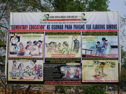 A bilingual information board in the autonomous district of Karbi-Anlong (State of Assam). Foto: Thomas Benedikter.