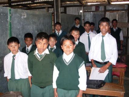 Khasi children in a school at Nartiang, Meghalaya. Mother tongue: Khasi and Jaintia. Foto: Thomas Benedikter.