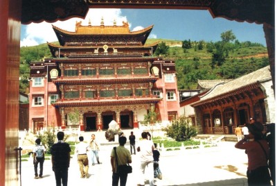 Il complesso monastico di Kumbum, da cui proviene l'attuale Dalai Lama, oggi si trova nella provincia di Qinghai, l'antico Amdo, reclamato dai tibetani come parte integrale del Tibet. Foto: Thomas Benedikter.