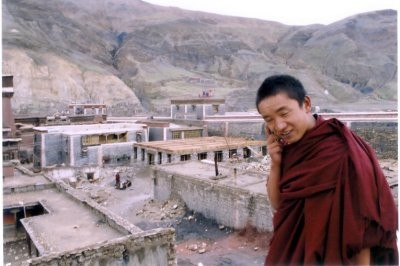 Come numerosi altri monasteri la sede centrale della scuola dei Sakyapa si trova in ristrutturazione, co-finanziata dalla Regione 'autonoma' del Tibet. Foto: Thomas Benedikter.