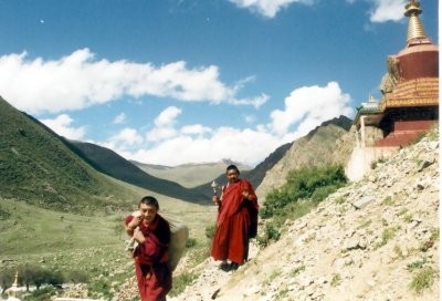 Il monastero di Tsurphu fino al 2000 fu la sede del numero 3 della gerarchia religiosa tibetana, del Karmapa, capo della scuola dei Kagyüpa. Foto: Thomas Benedikter.