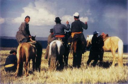 Mongolische Männer. Fotos: M. Karlstetter und GfbV-Archiv - Juli 2007