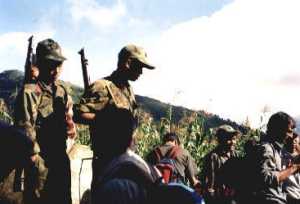 Nepal Miliziani maoisti nel distretto di Rukum, una zona di base controllata dai Maoisti. Foto di Thomas Benedikter (se pubblicate si prega di indicare la fonte).