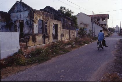 Sri Lanka. Straße in Jaffna mit kaputtem Gebäude. Foto: Thomas Benedikter.