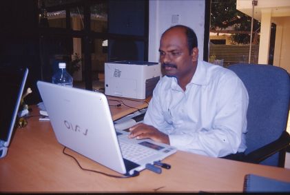 Sri Lanka. S. Pulidevan, Leiter der LTTE-Friedenssekretariats, am Computer. Foto: Thomas Benedikter.