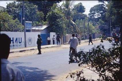 Sri Lanka. Militär auf den Straßen vor UNHCR-Gebäude in Trincomalee. Foto: Thomas Benedikter.