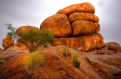 Die kugelförmigen Felsen Karlu Karlu im Northern Territory, die auch Murmeln des Teufels genannt werden, spielen in der Schöpfungsgeschichte der Warumungu eine wichtige Rolle. Foto: BRJ INC. via Flickr.