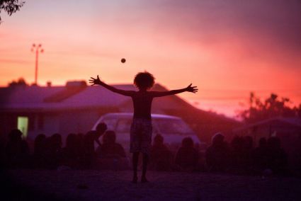 Sonnenuntergang in einer kleinen Aboriginal-Gemeinde in Maningrida/Northern Territory. Foto: Emily Hanna via Flickr.