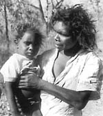 Aborigine Frau mit Kinder. Foto: GfbV-Archiv.