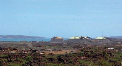 An der Westküste der Halbinsel errichtet die Woodside Pluto LNG zurzeit ein neues Kraftwerk - die Behälter im Hintergrund sind Teil der in den 1980er Jahren gebauten Joint Venture-LNG. Foto: Robin Chapple.