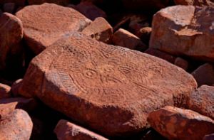 Die Petroglyphe sind bis zu 3000 Jahre alt, sie werden auch als 'Bibel des Aborigines' bezeichnet.