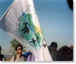 La bandera llevada por los representantes de la Comunidad de San José en la Marcha de la Paz Perugia - Assisi del 2001.