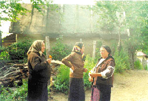 Donne csango a dialogo in un villaggio moldavo