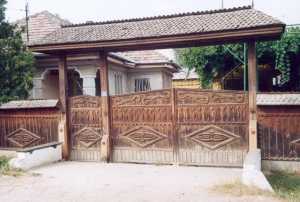 Garlen, estate 2002: portale Szekely in una casa Csango. L'influsso della cultura ungherese Szekely dalla vicina Transilvania si mantiene ancora viva. Foto M. Tani