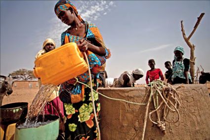 Frauen schöpfen Wasser aus einem Brunnen in Natriguel, Mauretanien. Foto: Pablo Tosco/Oxfam.