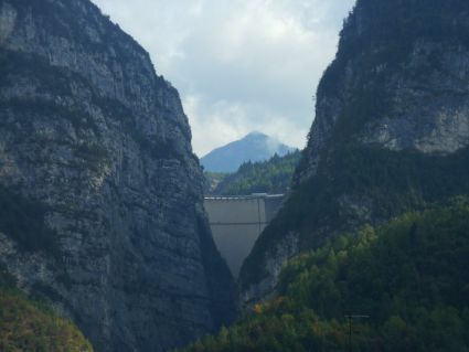 Der Staudamm von Vajont, Sicht aus Longarone. Foto, Mauro di Vieste 2013.