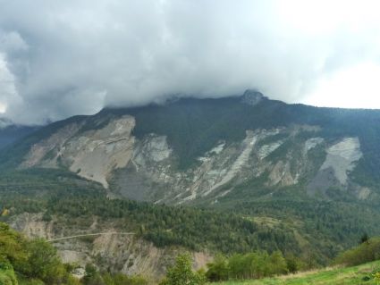 Vajont, die M-förmige Erdrutsch auf dem Monte Toc wie man ihn von Casso sieht. Foto, Mauro di Vieste 2013.
