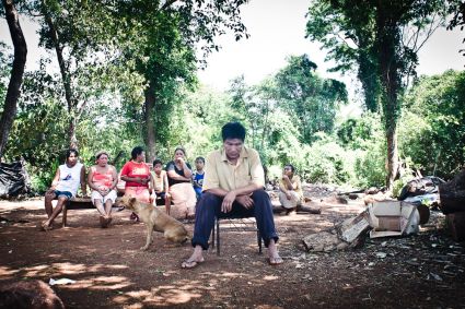 Questi Guaraní - complessivamente 40 famiglie - sono stati cacciati dalla loro terra nel 2003. Fino ad oggi continuano a lottare per poter tornare a casa. Foto: Percurso da Cultura/Flickr BY-SA 2.0.