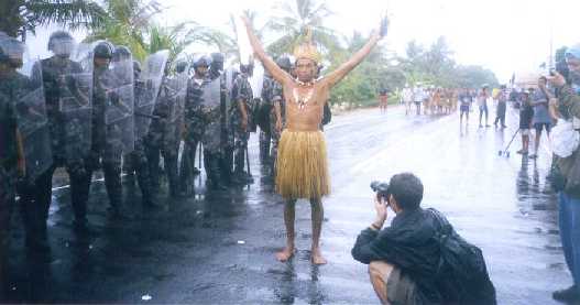 Die indigene Demonstration in Coroa Vermelha vom 21. April 2000. Foto: Cristina Ribeiro