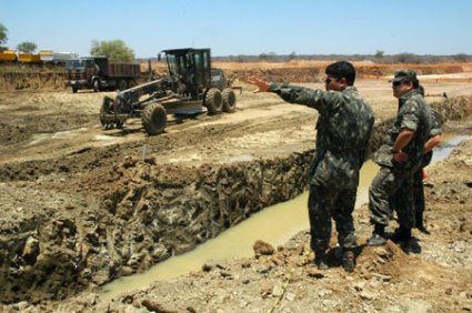 L'esercito brasiliano controlla i lavori di deviazione del fiume.