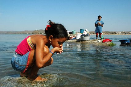 Bambini bevono al fiume São Francisco. Foto: Zincler.