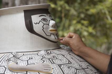 Una fase della lavorazione della ceramica. Foto: Andrea Balice.