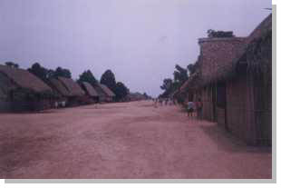 Das Bild zeigt die Straße in einem Dorf der Shipibo Konibo.