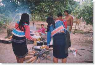 Frauen bereiten das Mittagessen für die Gemeinschaft.