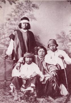 Una vecchia foto del periodo coloniale di una famiglia mapuche. Foto: Ediciones CEDEM.