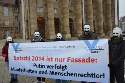Die Gesellschaft für bedrohte Völker bei einer Aktion anlässlich des Petersburgers Dialogs im Dezember 2013 in Kassel. Auch Tscherkessen nutzten die Olympischen Winterspiele in Sotschi, um das Schicksal ihres Volkes publik zu machen.